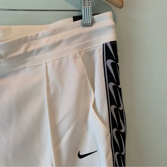 NWT Women’s NIKE Logo Cream Standard Fit Athletic Pants Swoosh Medium M Joggers - Picture 2 of 8